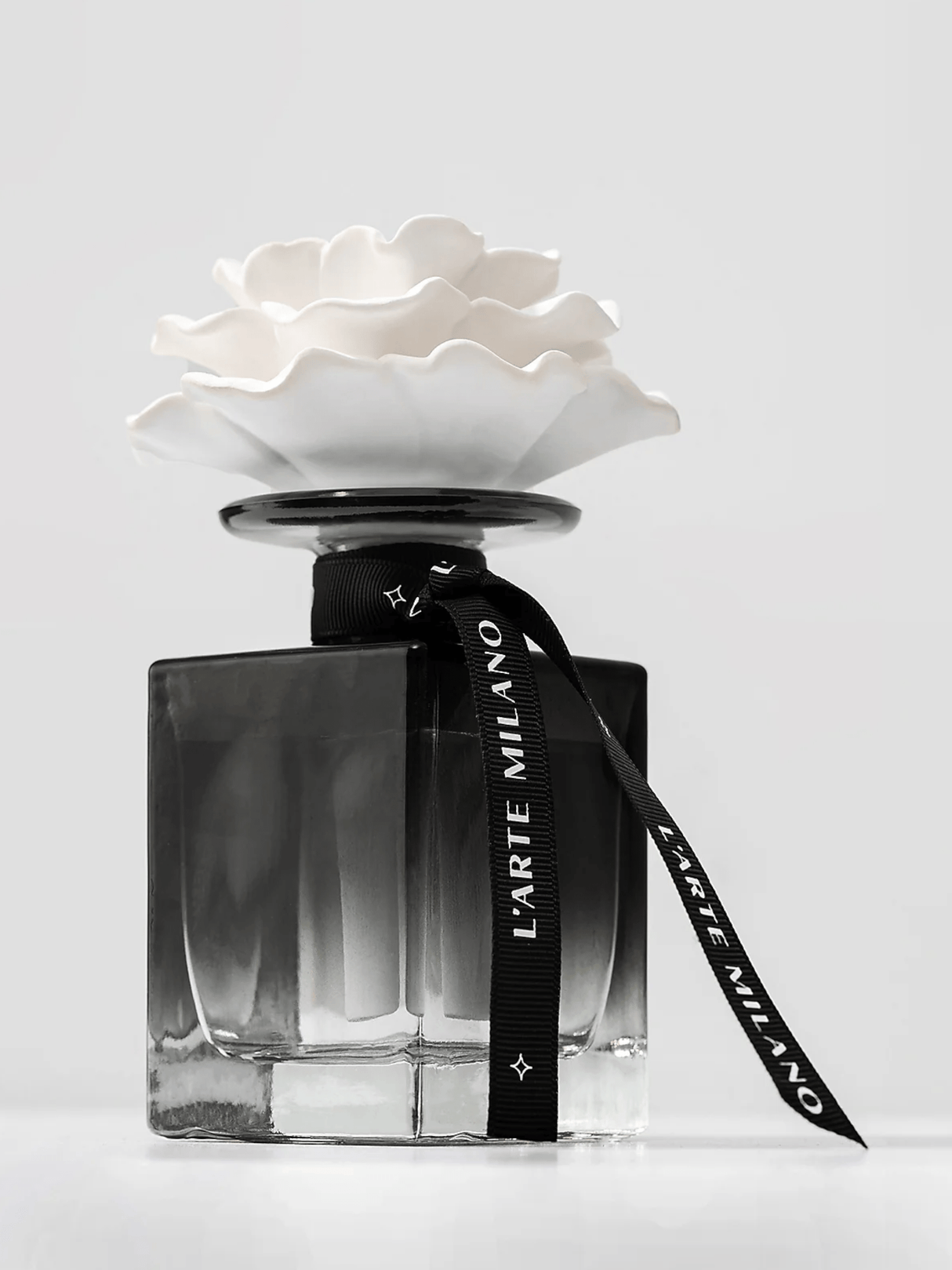 Produkt L'ARTE MILANO Odświeżacze powietrza Zapach do domu L'ARTE MILANO Masako Blossom z kwiatem porcelany 120 ml 052835