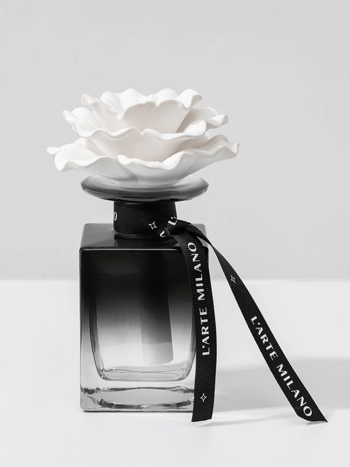 Produkt L'ARTE MILANO Odświeżacze powietrza Zapach do domu L'ARTE MILANO Masako Blossom z kwiatem porcelany 120 ml 052835