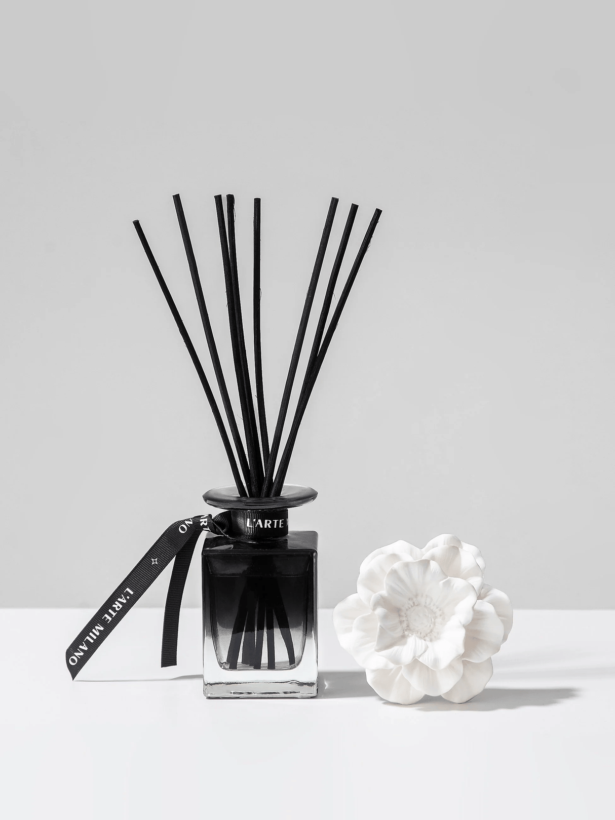 Produkt L'ARTE MILANO Odświeżacze powietrza Zapach do domu L'ARTE MILANO Masako Blossom z kwiatem porcelany 120 ml 052835