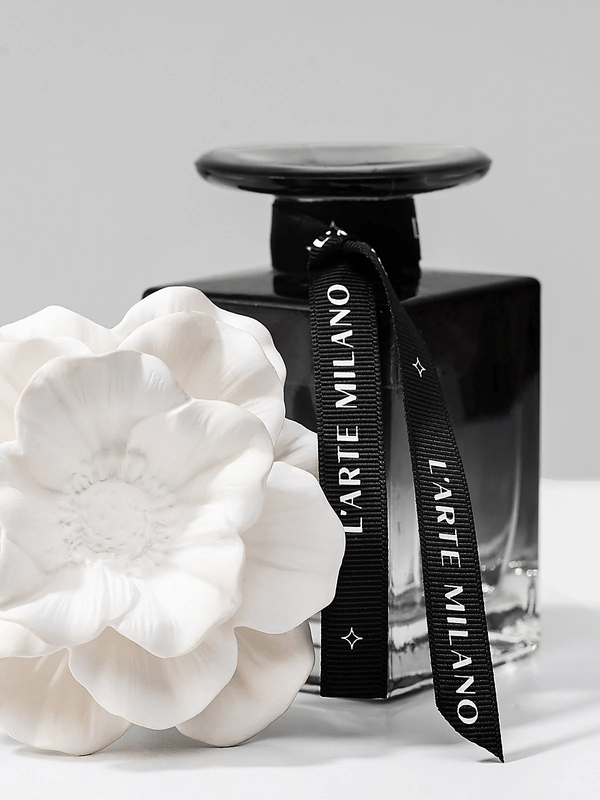 Produkt L'ARTE MILANO Odświeżacze powietrza Zapach do domu L'ARTE MILANO Masako Blossom z kwiatem porcelany 120 ml 052835