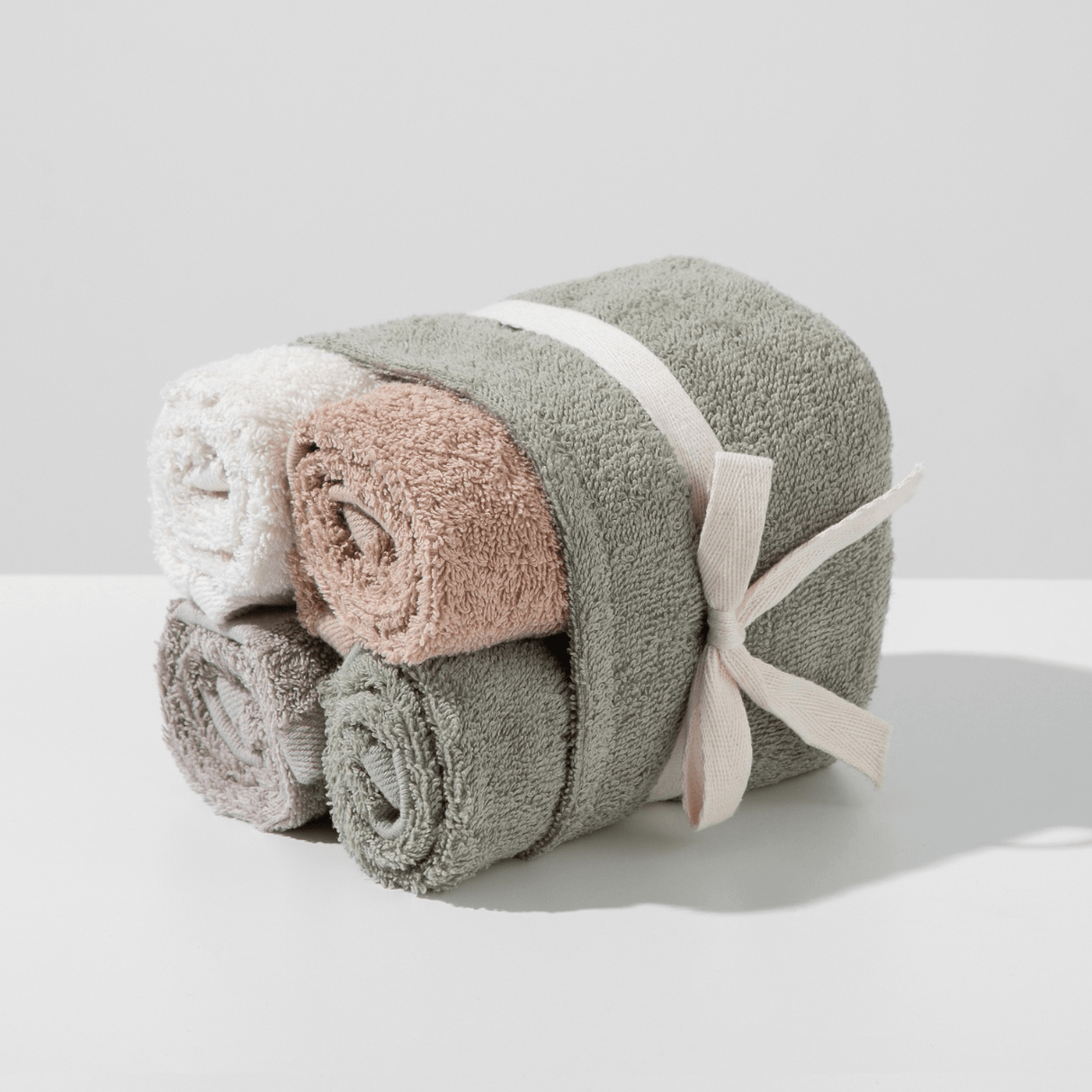 Produkt L'ARTE MILANO Ręcznik kąpielowy Zestaw ręczników bawełnianych L'ARTE MILANO w koszyku 4x 30 x 50 cm 052820