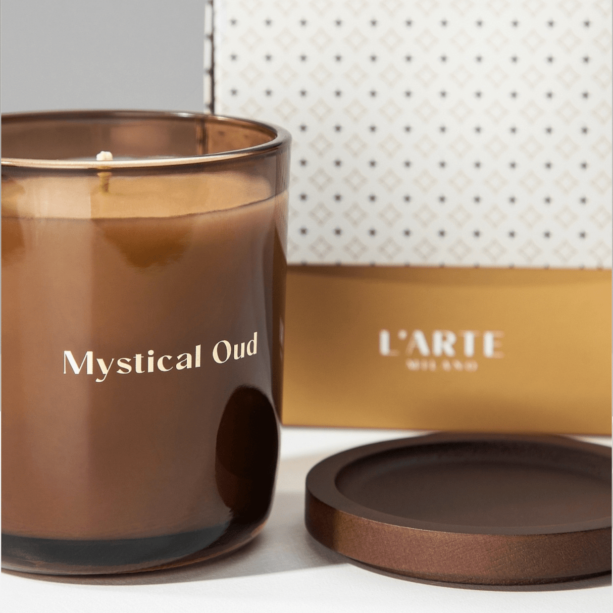 Produkt L'ARTE MILANO Świece zapachowe Świeca zapachowa L'ARTE MILANO "Mystical Oud" z wosku sojowego 220 g 052844