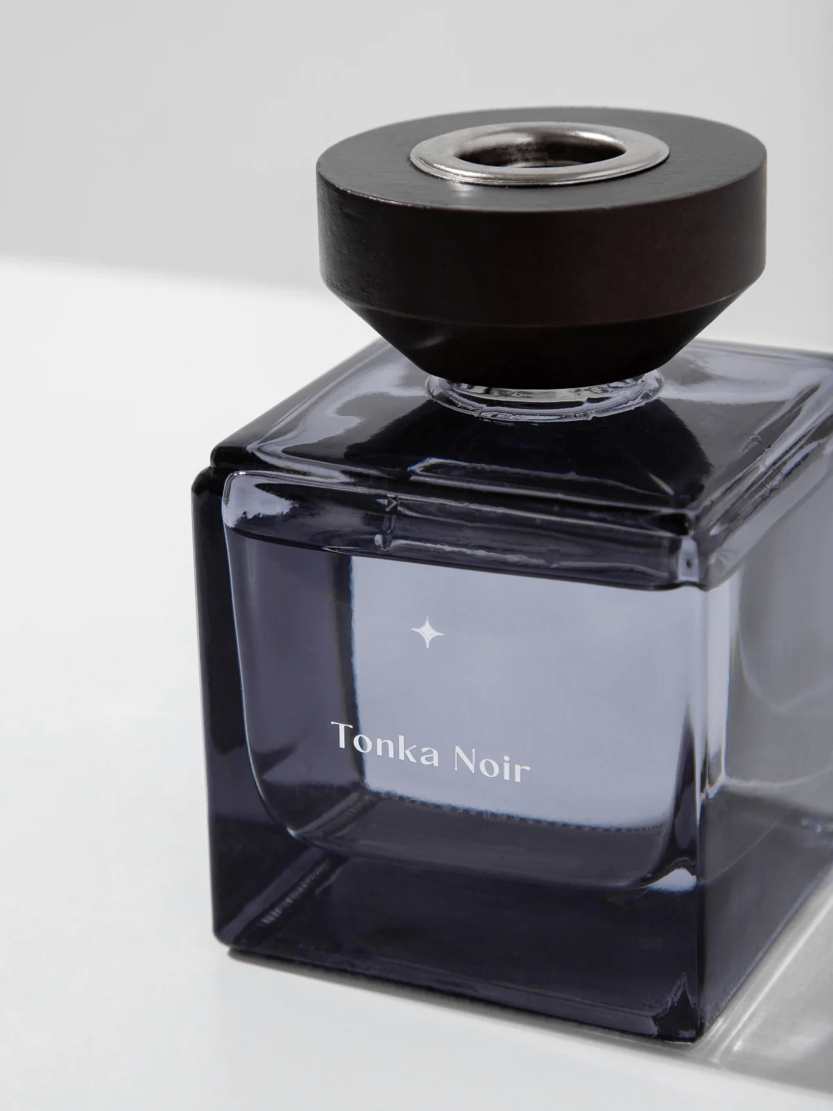 Produkt L'ARTE MILANO Odświeżacze powietrza Zapach do domu L'ARTE MILANO "Tonka Noir" 150 ml 052838